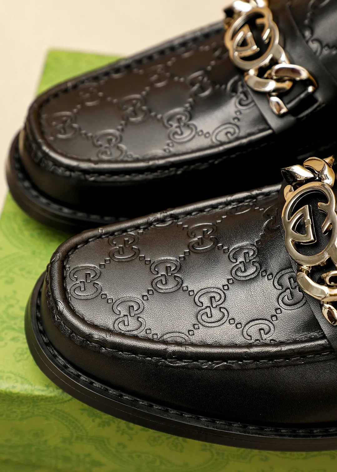 Men's shoes 💰480 💐 Product trademark: GUCCI "Gucci" casual leather shoes Regular size: 38-44 (45.46🉑️customized) Product materials: Selected imported first-layer calfskin embossed upper + luxury hardware buckle, imported water-dyed cowhide leather lining. Strong three-dimensional visual effect, original outsole color: 2 colors available